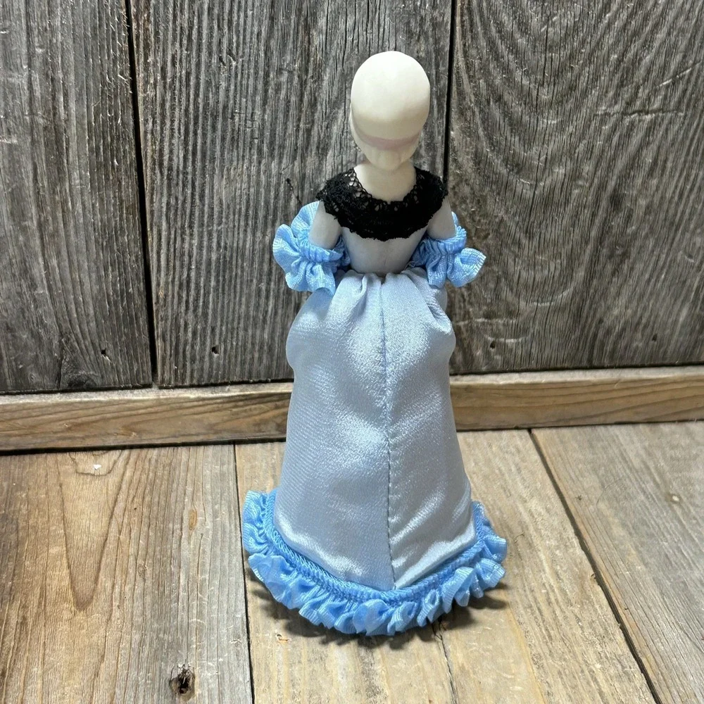 United States Historical Society Martha Washington Dressed Half Doll COA Box